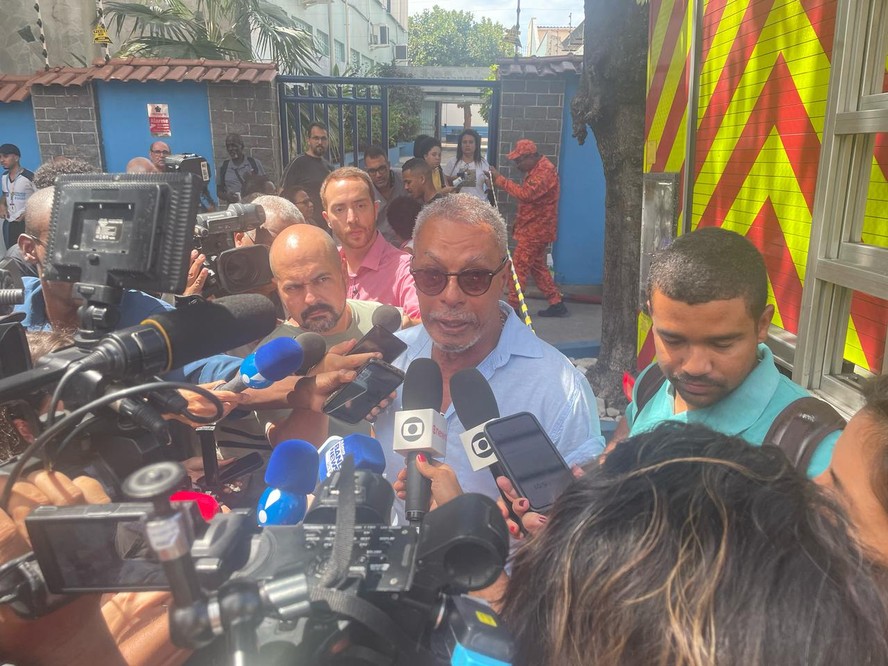 Emocionado após incêndio, superintendente do Império Serrano diz que ...