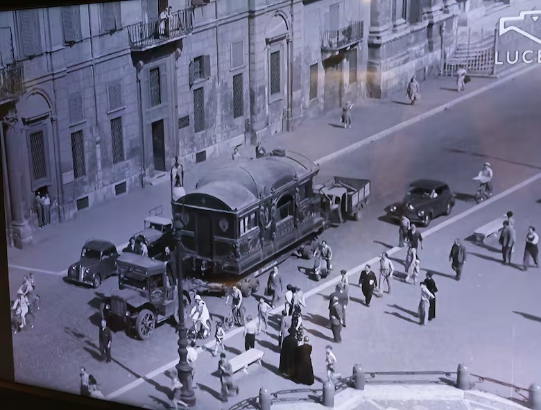 The Romans were so surprised that when they were transported to the Braschi Palace in 1951, they stopped to watch the carriages of the papal train pass by. — Photo: Reproduction