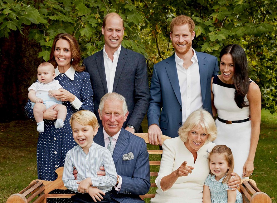 Foto oficial dos 70 anos do então príncipe Charles, atual rei Charles III, em setembro de 2018. O pequeno Louis, com cerca de cinco meses de idade, está no colo de sua mãe Kate