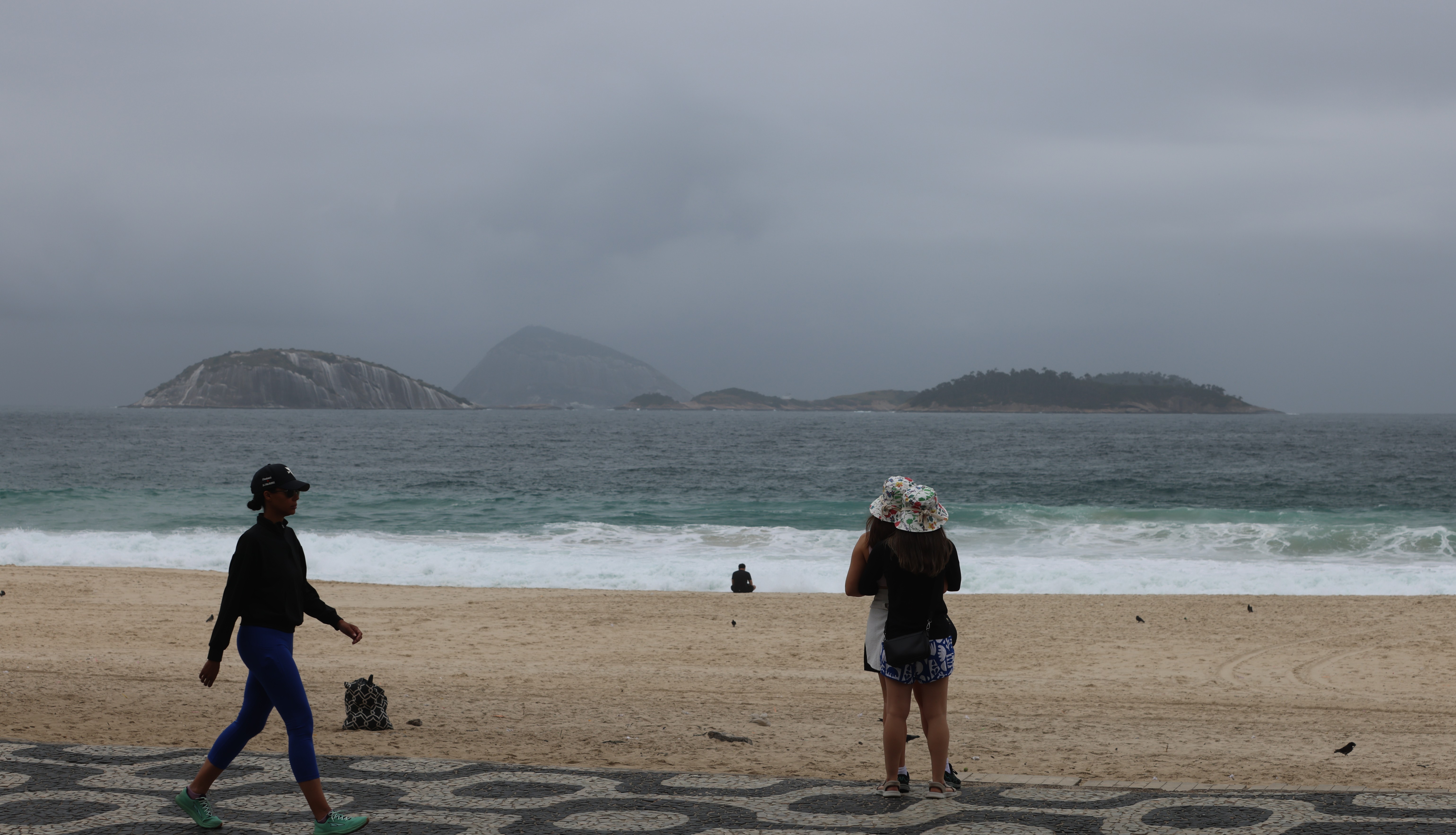 Semana inicia com previsão de chuva e ressaca com ondas de até 3m; Ciclovia Tim Maia é interditada entre São Conrado e Vidigal por precaução - QTU Questões do Universo