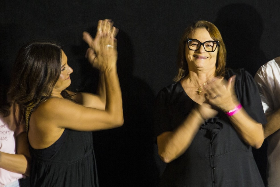 Divulgação: Dira Paes e irmã Henriqueta, conhecida pela luta contra a violência sexual na Ilha de Marajó, na pré-estreia do filme — Foto: Divulgação