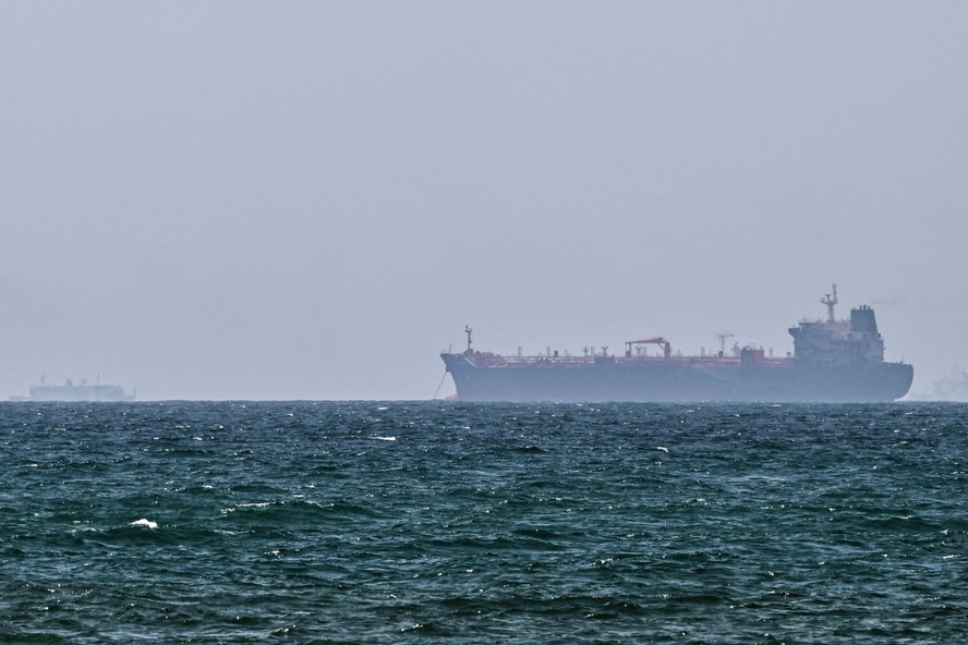 Imagem ilustrativa sobre Ataque a navio no Estreito de Ormuz faz petróleo disparar para maior nível desde julho; Irã fecha passagem estratégica