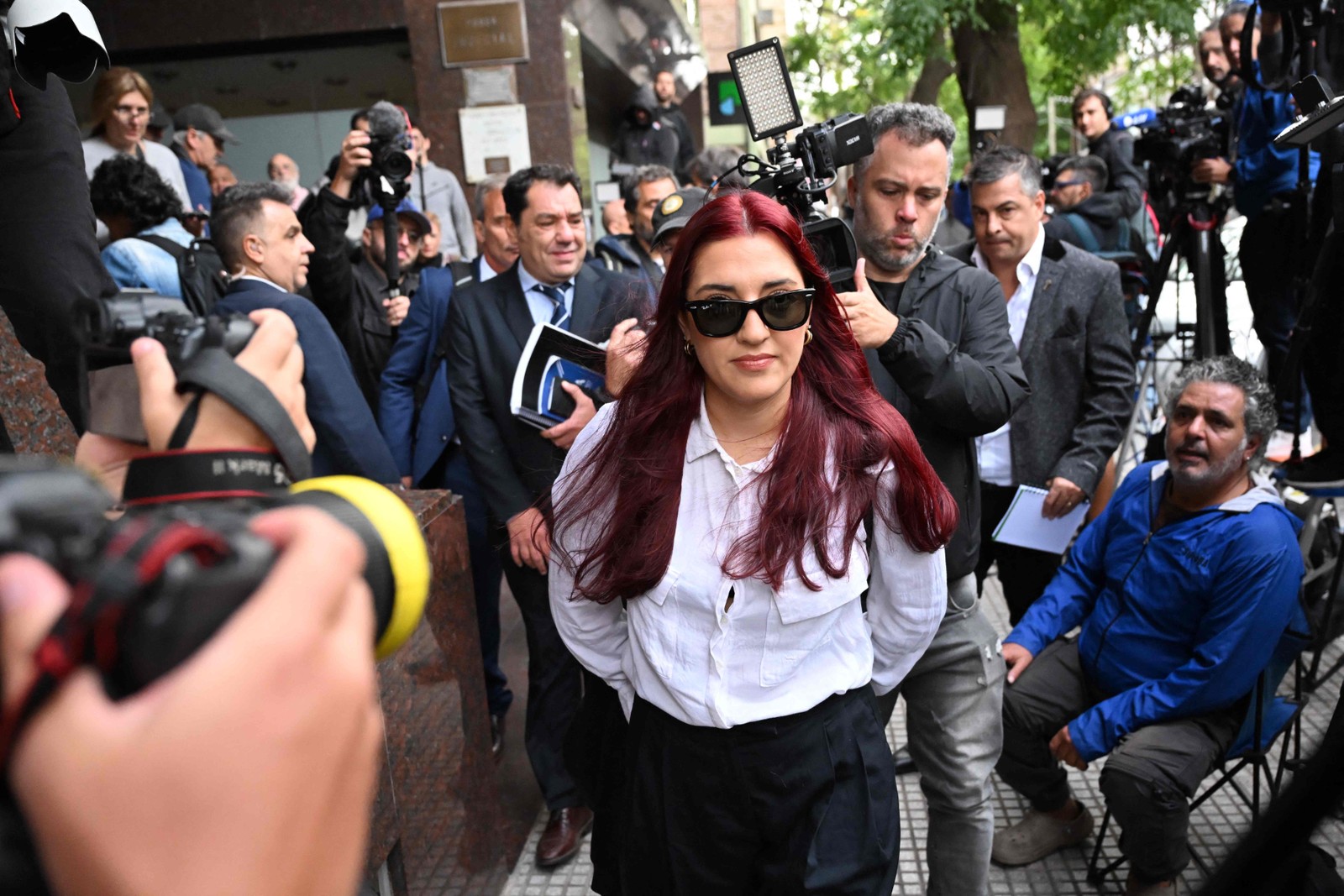 Jana Maradona, filha de Diego Maradona, chega para julgamento da morte do pai — Foto: AFP