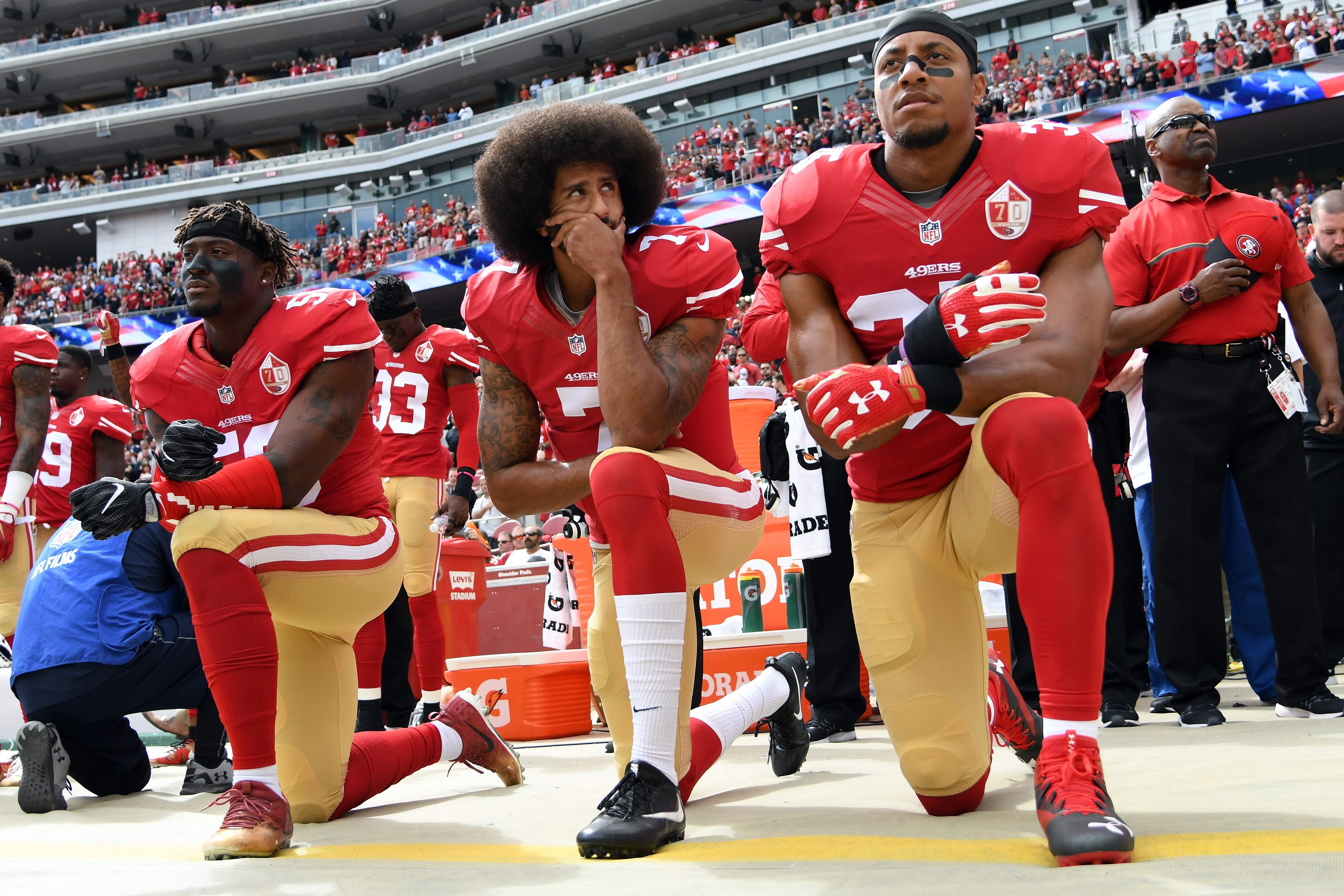 Dez anos após protesto histórico, Kaepernick lança livro e acusa NFL de boicote: 
