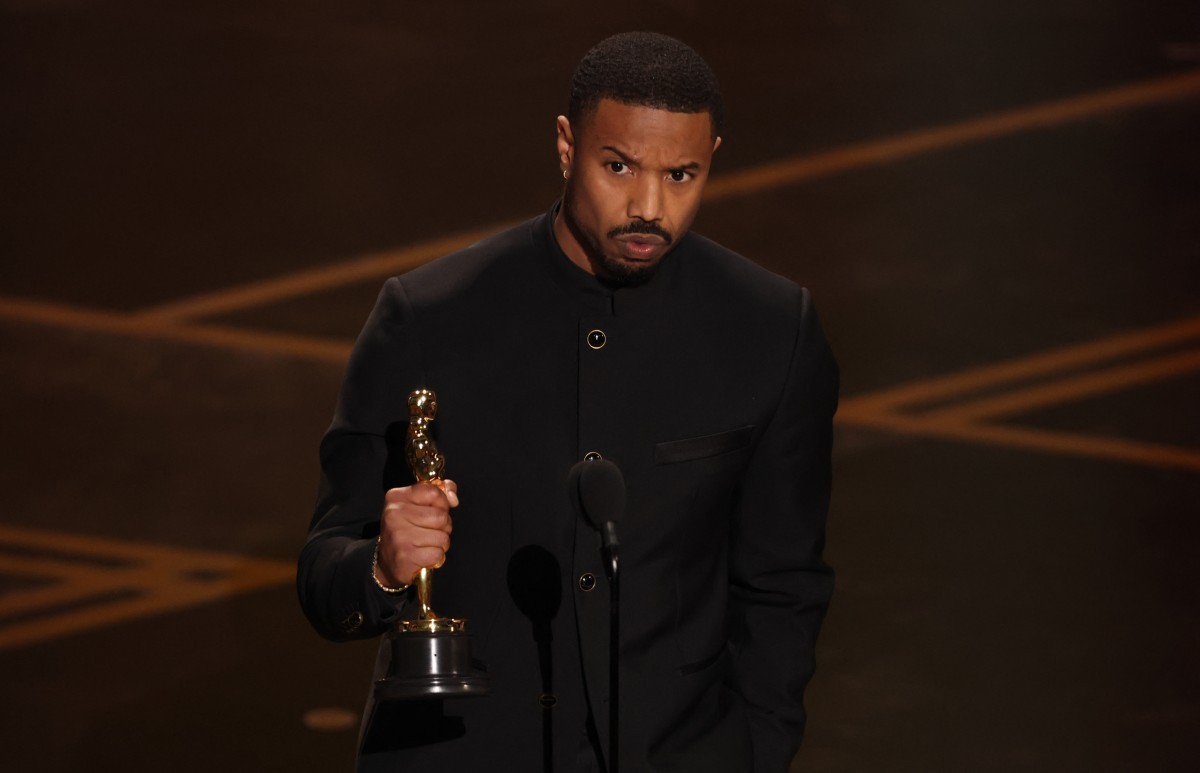Michel B. Jordan leva o Oscar de Melhor Ator — Foto: Patrick T. Fallon / AFP