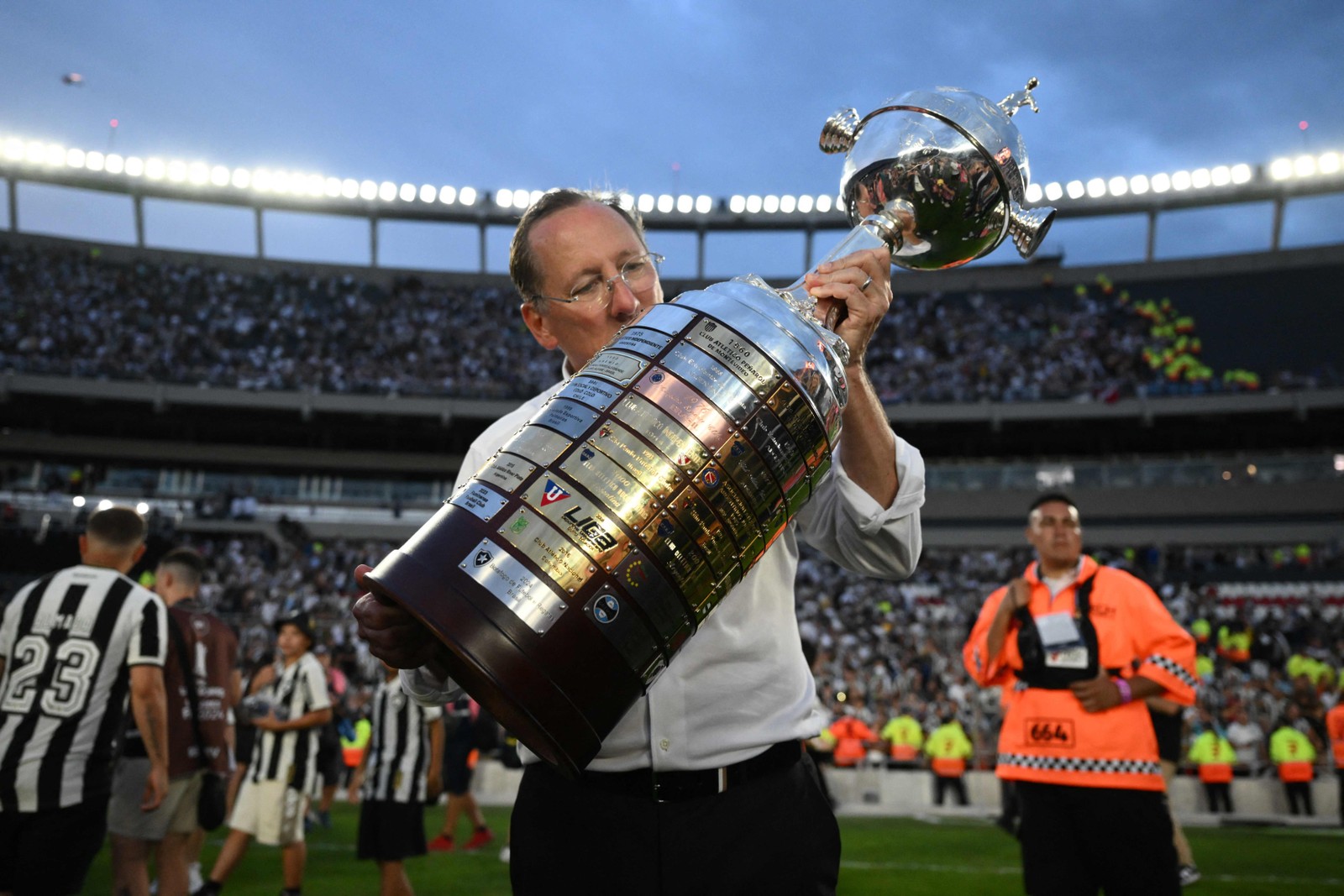 John Textor com a taça da Libertadores conquistada pelo Botafogo — Foto: LUIS ROBAYO / AFP