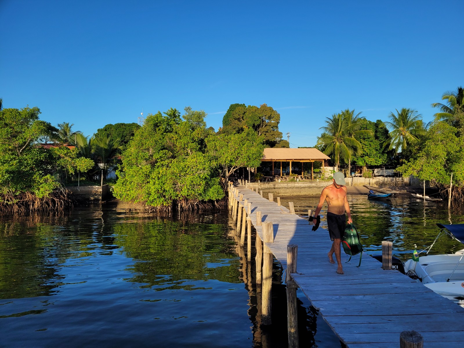 Passarela dos restaurantes da Ilha do Sapinho, parada obrigatória dos passeios de barco pela Baía de Camamu — Foto: Eduardo Maia / O Globo