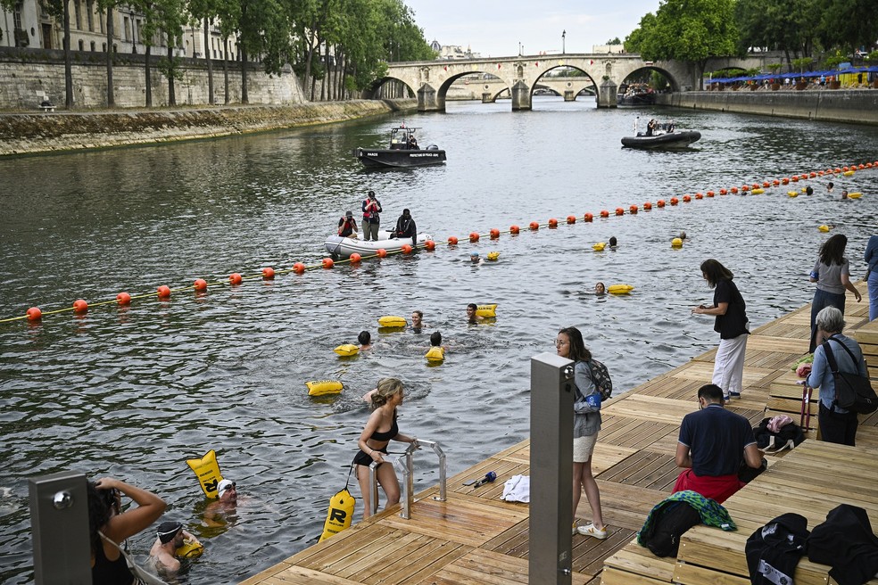 Point Marie é outro ponto onde o banho está permitido no Rio Sena, dentro de Paris — Foto: Julien de Rosa/AFP
