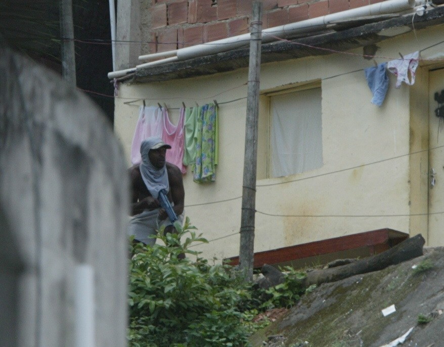 Ocupação do Exército na Rocinha: traficante armado (Foto tirada em 14/03/2006, no Rio de Janeiro) — Foto: Domingos Peixoto / Agência o Globo