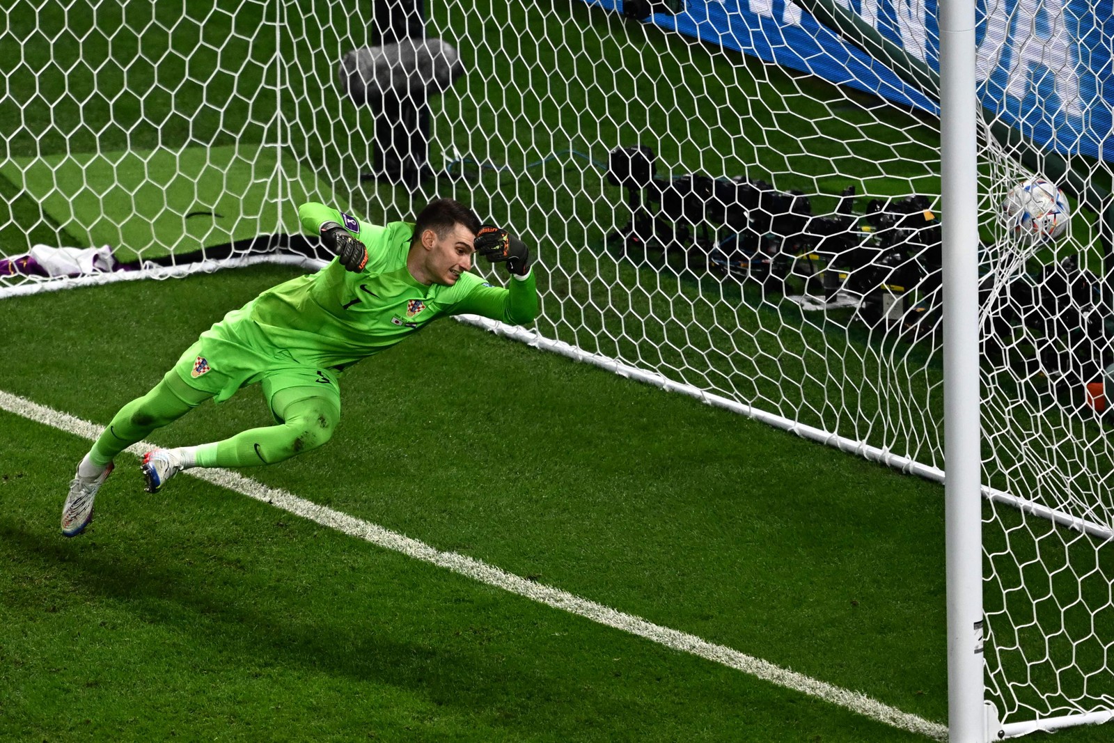 Dominik Livakovic não consegue evitar gol do atacante japonês Daizen Maeda — Foto: ANNE-CHRISTINE POUJOULAT/AFP