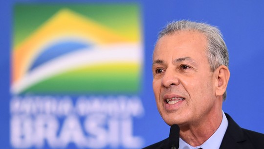 Ex-ministro de Bolsonaro tenta na Justiça receber R$ 332 mil em salários retroativos que extrapolariam o teto