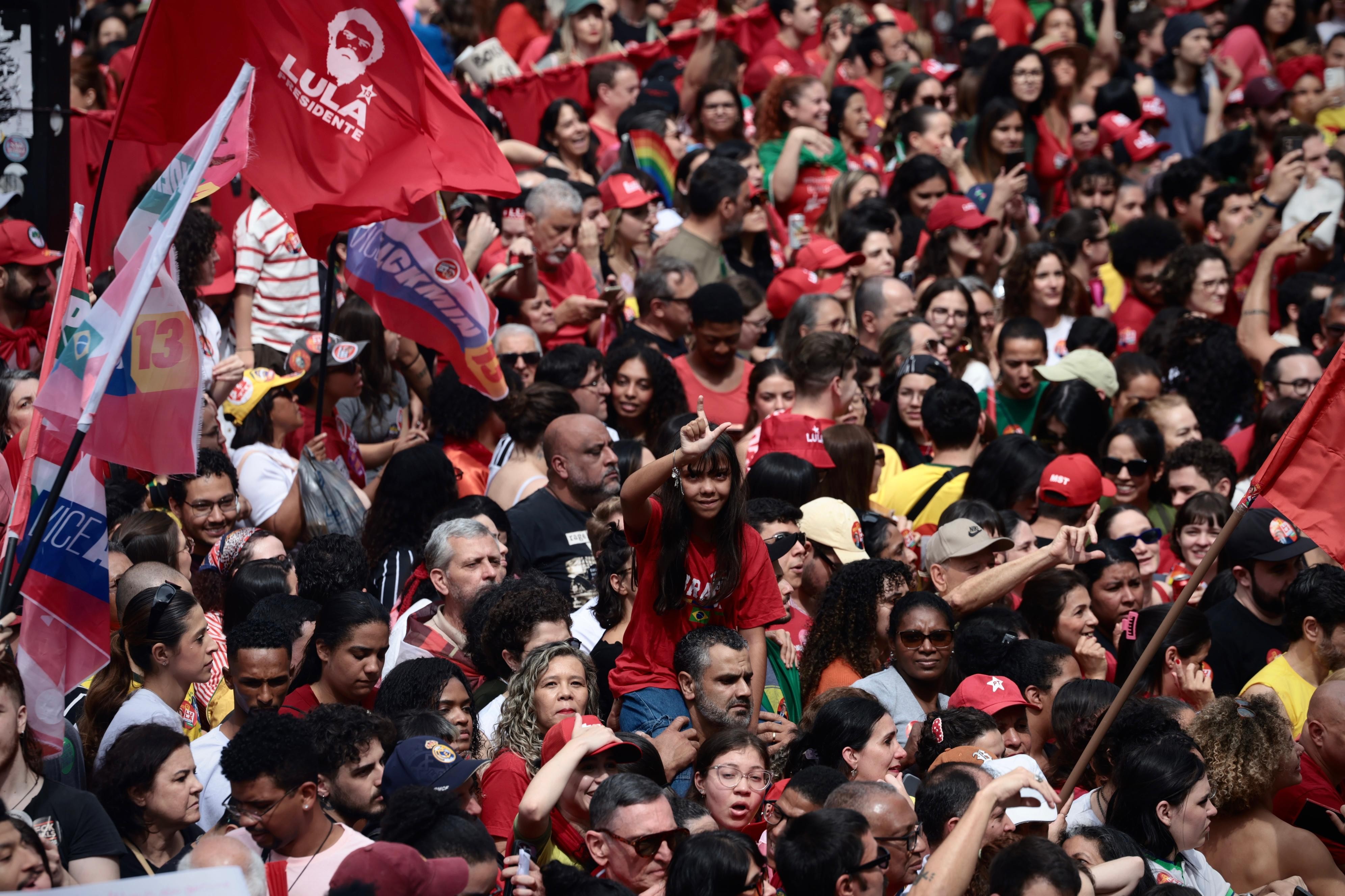 Lula encerra campanha com ato na Paulista, diz que Brasil quer 'mudança estrutural' e associa Flávio ao 'retrocesso' - Foto