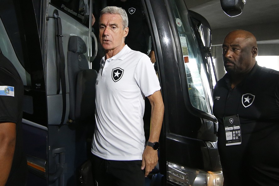 Botafogo não vive boa fase, e Luís Castro balança no cargo