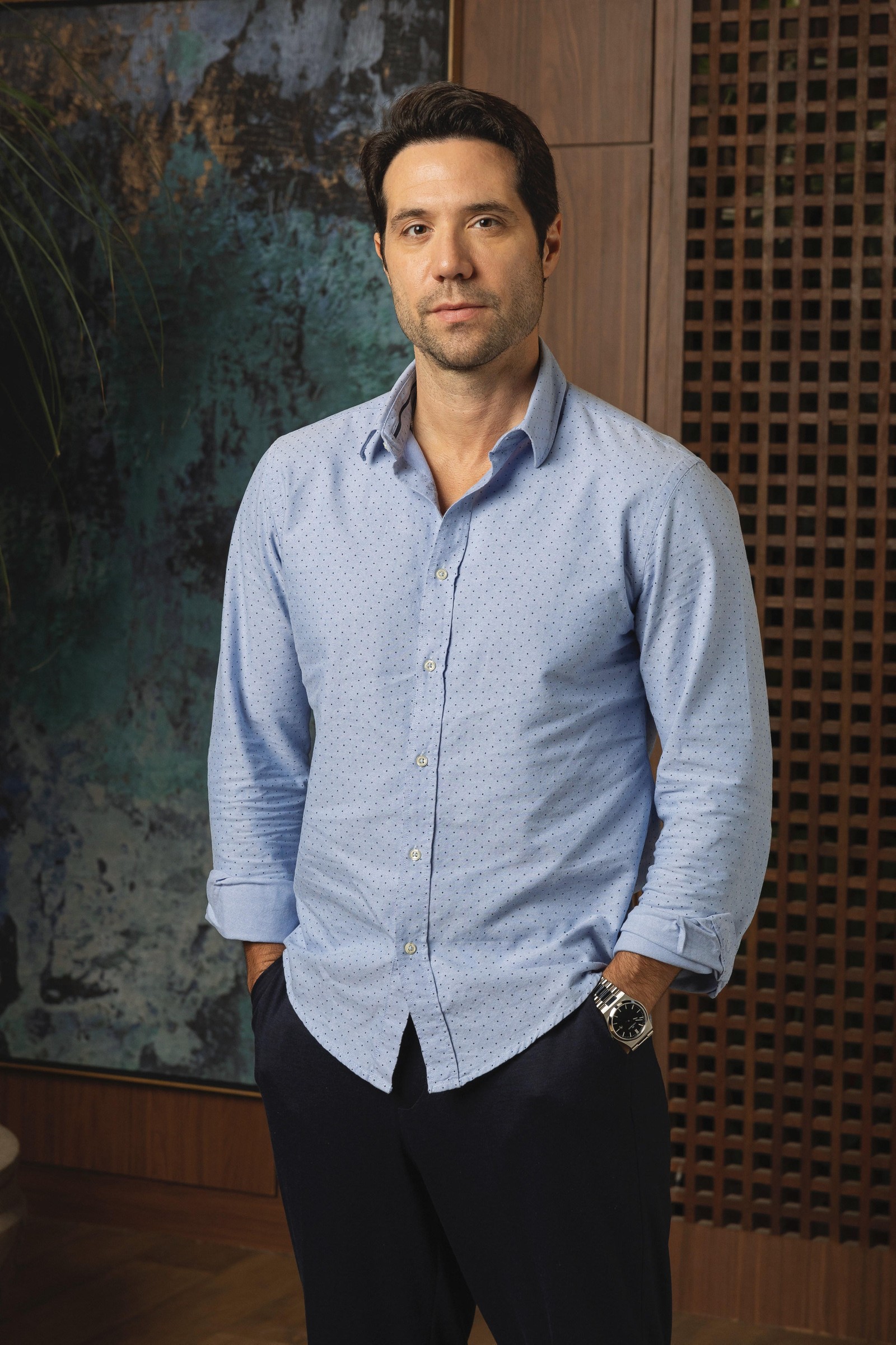 Henrique (Antonio Saboia) é filho único de Berta (Eliane Giardini) e herdeiro  dos negócios da família. Será assassinado no início da novela — Foto: Globo/ Manoella Mello