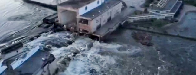 Explosão destrói barragem de Nova Kakhovka na Ucrânia — Foto: AFP