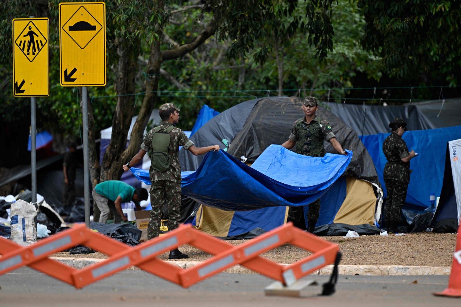 Acampamento bolsonarista começa a ser desmontado por soldados do Exército, em Brasília. — Foto: Mauro Pimentel / AFP