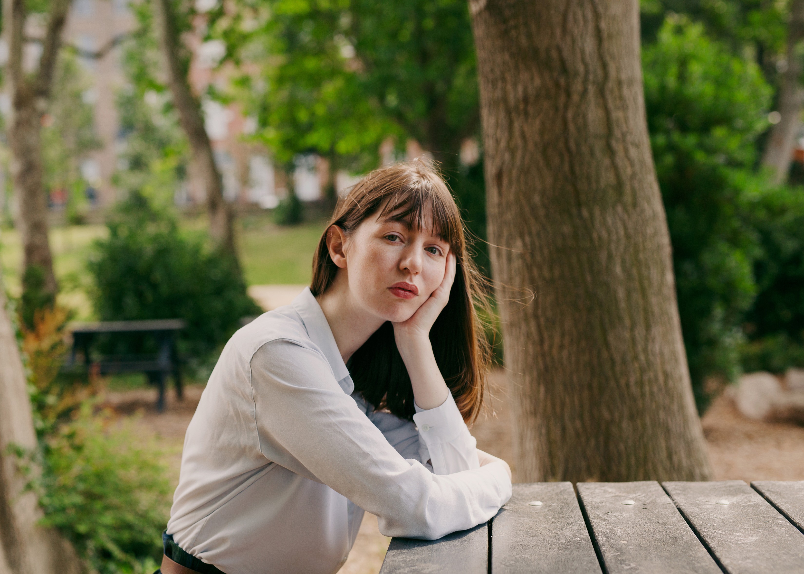 Jovem, bem-sucedida e avessa à fama, Sally Rooney expande seus domínios na literatura para millennials; confira novo romance