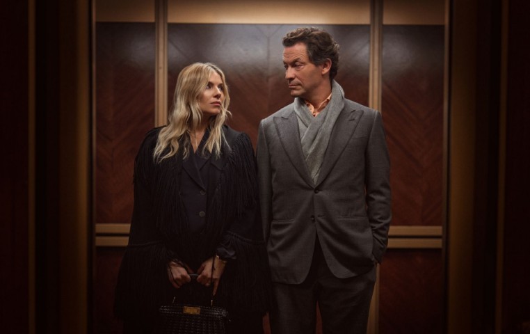 As razões para não perder 'Guerra', série estrelada por Sienna Miller e Dominic West