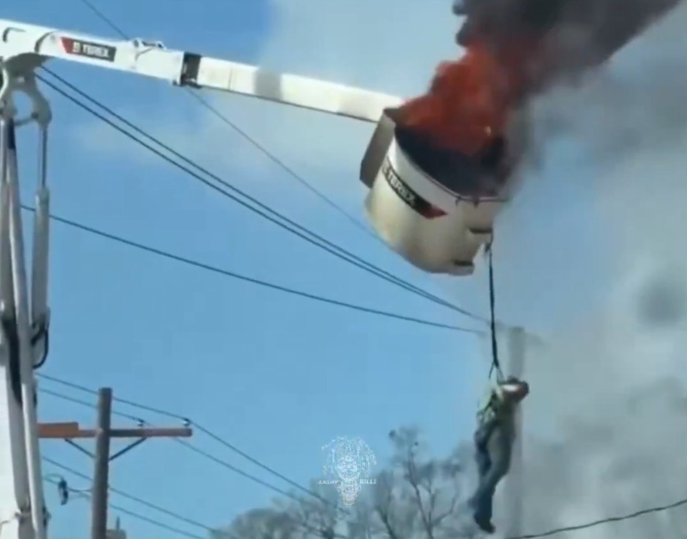 Vídeo de trabalhador pendurado em plataforma em chamas viraliza nas redes sociais — Foto: Reprodução | X
