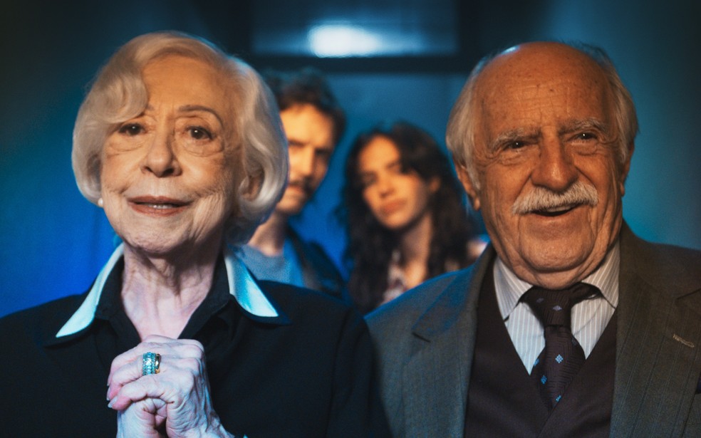 Fernanda Montenegro, Vladimir Brichta, Bruna Marquezine e Ary Fontoura em cena de "Velhos bandidos", de Claudio Torres — Foto: Divulgação
