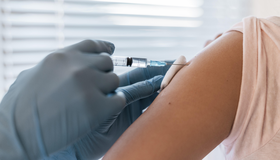 Vacina previne câncer em homens tanto quanto em mulheres, diz novo estudo