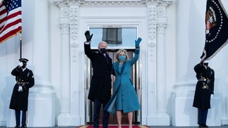 O presidente dos EUA, Joe Biden, e a primeira-dama Jill Biden acenam quando chegam ao Pórtico Norte da Casa BrancaREUTERS