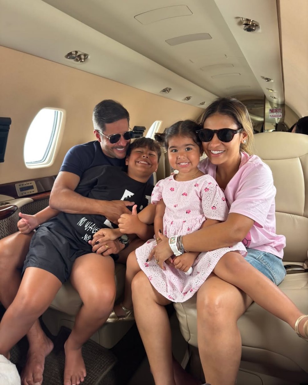 Kaká Diniz e Simone Mendes com filhos Zaya, de 4 anos, e Henry, de 10 — Foto: Reprodução/Instagram