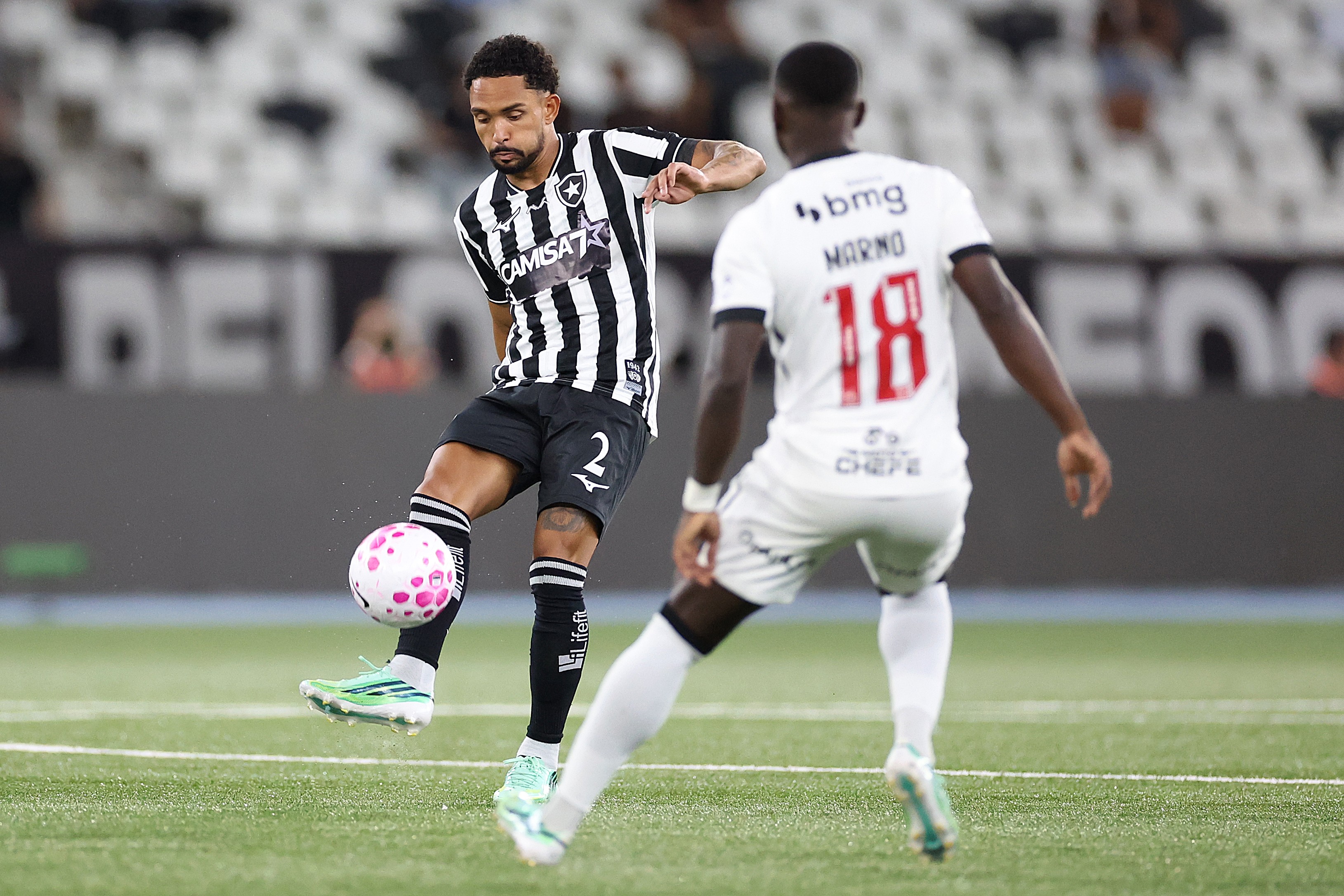 Arthur Chaves e Vitinho, do Botafogo, são encaminhados a hospital; Bruno Duarte, do Vasco, fará raio-x