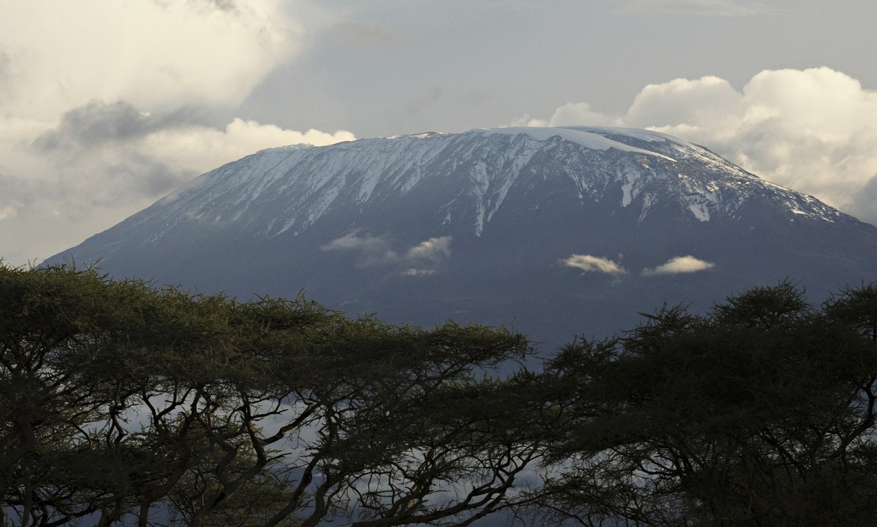 Turistas em emergência médica no Kilimanjaro morrem em queda de helicóptero de resgate com mais três