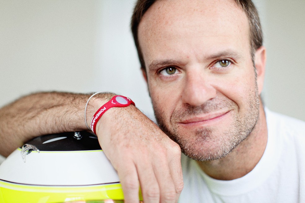Junto de outros atletas de referência, Rubens Barrichello também usou modelo de power balance — Foto: Reprodução