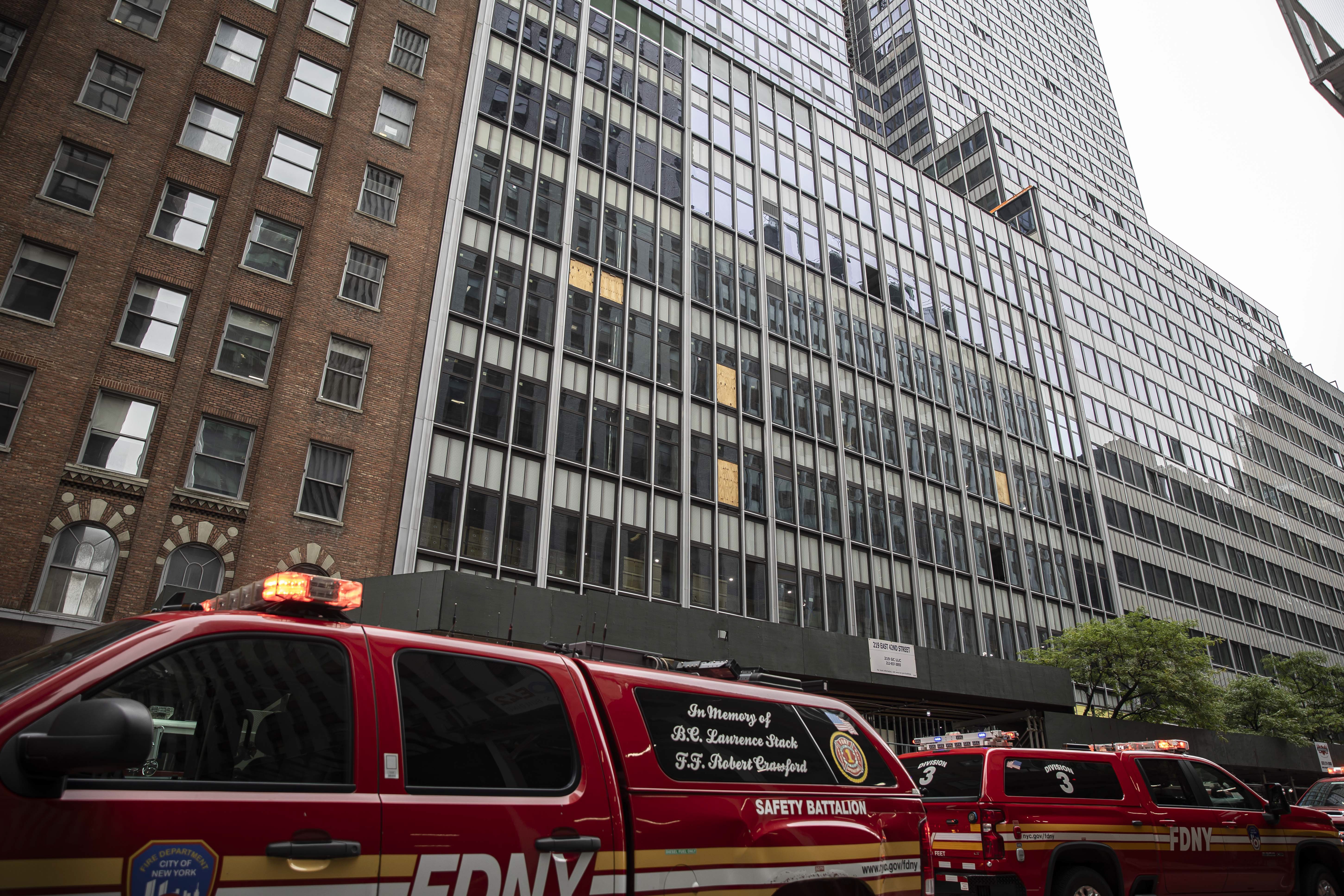 Prédio no centro de Manhattan é evacuado por risco de desabamento após queda de tijolos durante obras