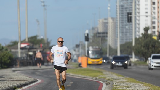 ‘Fiz minha cirurgia e três meses depois ganhei 1º lugar numa meia-maratona’, conta corredor de 70 anos que descobriu um câncer na bexiga ‘Fiz minha cirurgia e três meses depois ganhei 1º lugar numa meia-maratona’, conta corredor de 70 anos que descobriu um câncer na bexiga