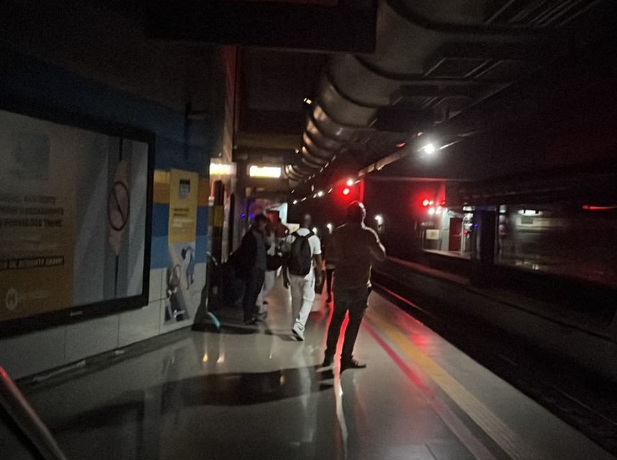 A estação Antero de Quental, no Leblon, às escuras