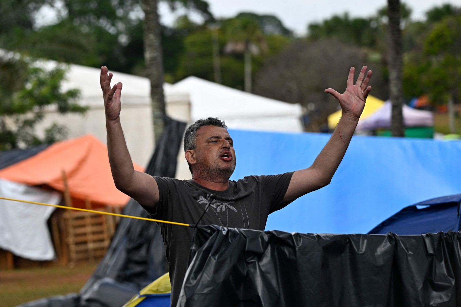 Apoiador de Bolsonaro reage enquanto soldados desmontam acampamento que haviam montado em frente ao quartel-general do Exército em Brasília. — Foto: Mauro Pimentel