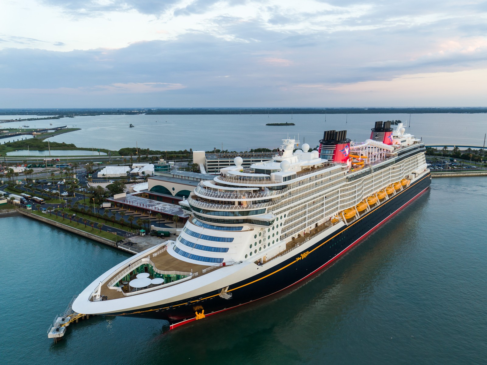 Imagem aérea do Disney Wish, novo navio de cruzeiros da Disney Cruise Line, lançado em junho de 2022 — Foto: Divulgação / Disney Cruise Line