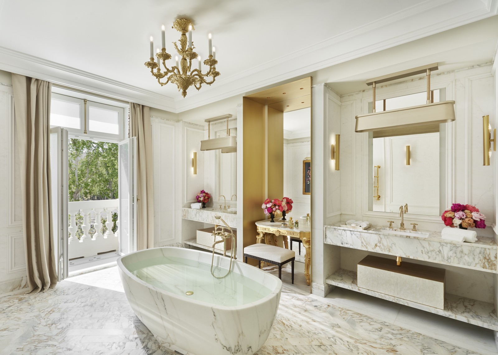 Banheiro da suíte Royal do Mandarin Oriental Ritz,  único hotel de Madri que recebeu três chaves Michelin — Foto: Divulgação
