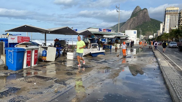 Após banhistas atolarem na Praia Central, 'areia movediça' acende