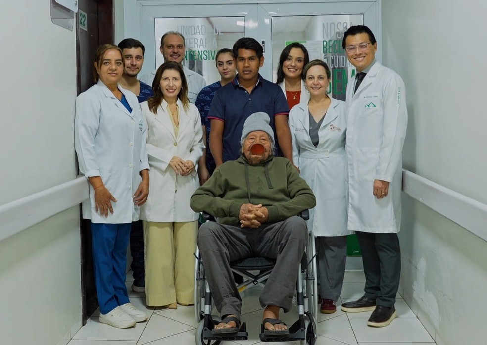 Cacique Raoni e sua equipe médica durante alta de líder indígena no fim de maio — Foto: Reprodução