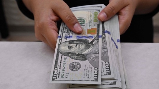 Dólar acelera alta e fecha em R$ 5,24, maior valor em mais de um mês