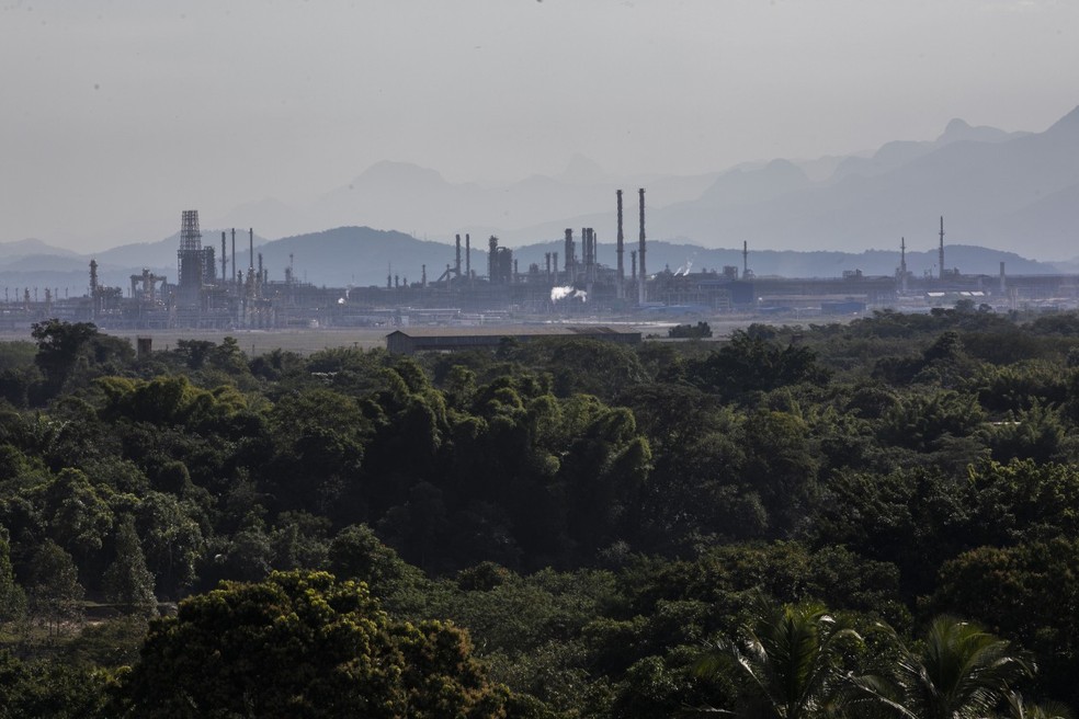 Indústria e natureza. Distrito de Sambaetiba, em Itaboraí, onde fica o Complexo de Energias Boaventura, antigo Comperj — Foto: Guito Moreto/Agência O Globo
