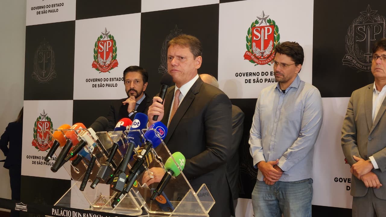 Para tentar encerrar greve, Tarcísio promete projeto de lei que prevê garantia de emprego a trabalhadores das linhas 11, 12 e 13 dos trens de SP - QTU Questões do Universo