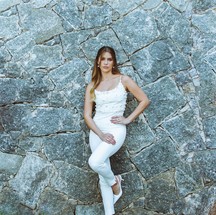Ela escolheu um macacão da estilista Lethicia Bronstein: 'Macacão branco clássico com pérolas off white pra dar contraste', escreveu nas redes sociais