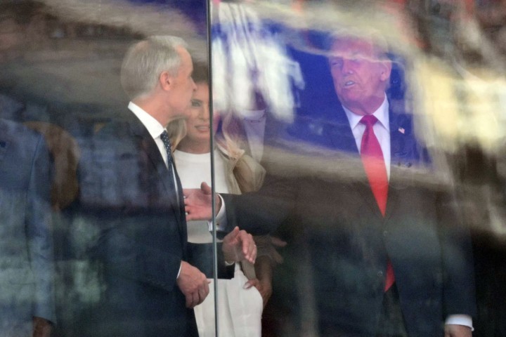 Trump impõe tarifa de 50% sobre parte dos produtos canadenses que chegam aos EUA alegando retaliação comercial