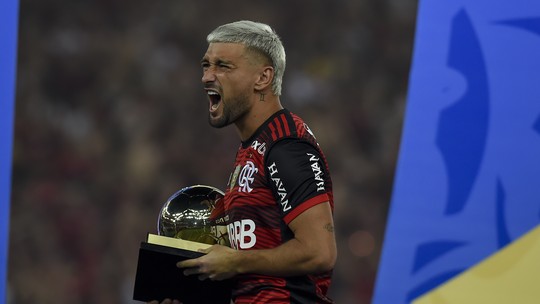 Milagre por um jogo: Arrascaeta volta ao Flamengo bem antes do tempo previsto, mas pronto para o sacrifício