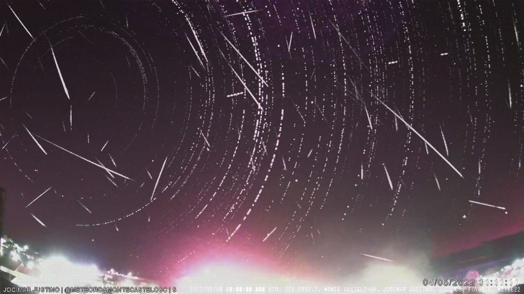Imagem divulgada pela Estação de monitoramento de meteoros de Monte Castelo mostra chuva de meteoros em Santa Catarina — Foto: Jocimar Justino Souza / Reprodução