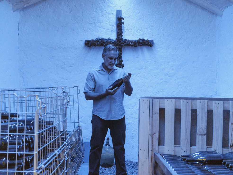 Jurgen Kohlberg, o proprietário da Bodega Tayna, uma vinícola biodinâmica nos arredores da cidade de Tarija, no sul da Bolívia — Foto: Nick Ballón/The New York Times