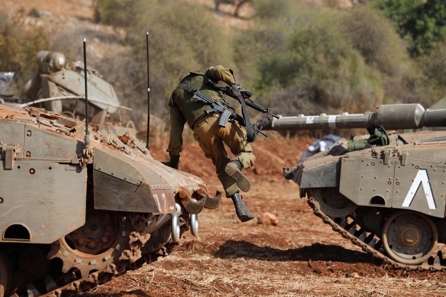 Soldado isralense salta sobre tanque Merkava na fronteira com o Líbano
