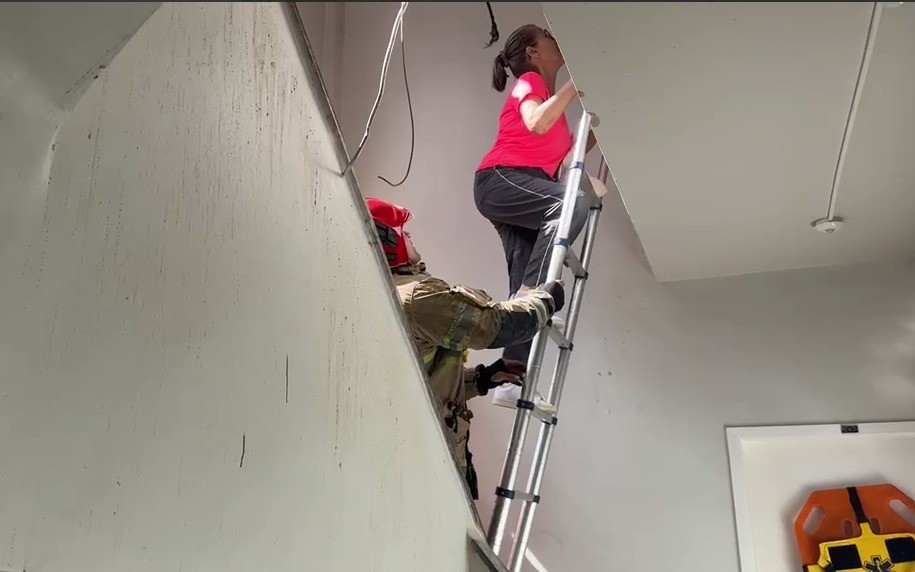 Bombeiros auxiliam evacuação de moradores em prédio atingido por avião em MG