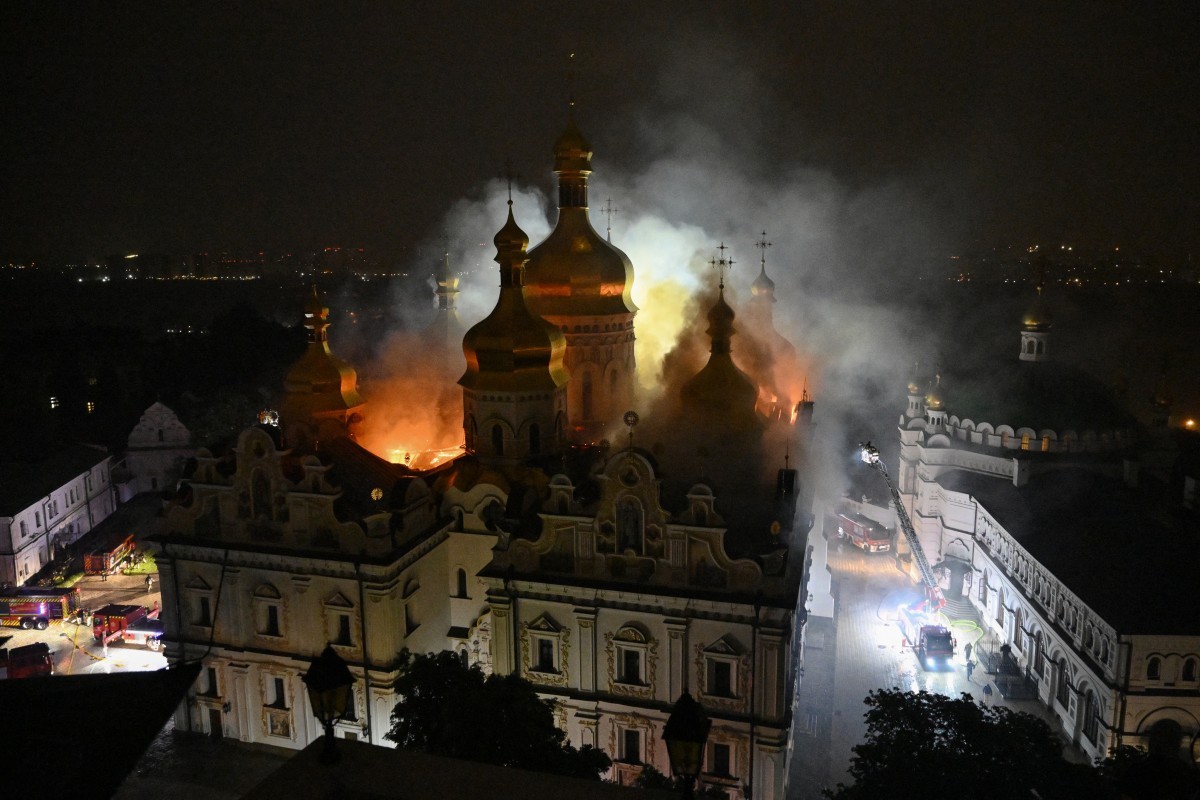 Restauração da catedral histórica de Kiev atingida por ataque russo pode levar dois anos, diz diretor
