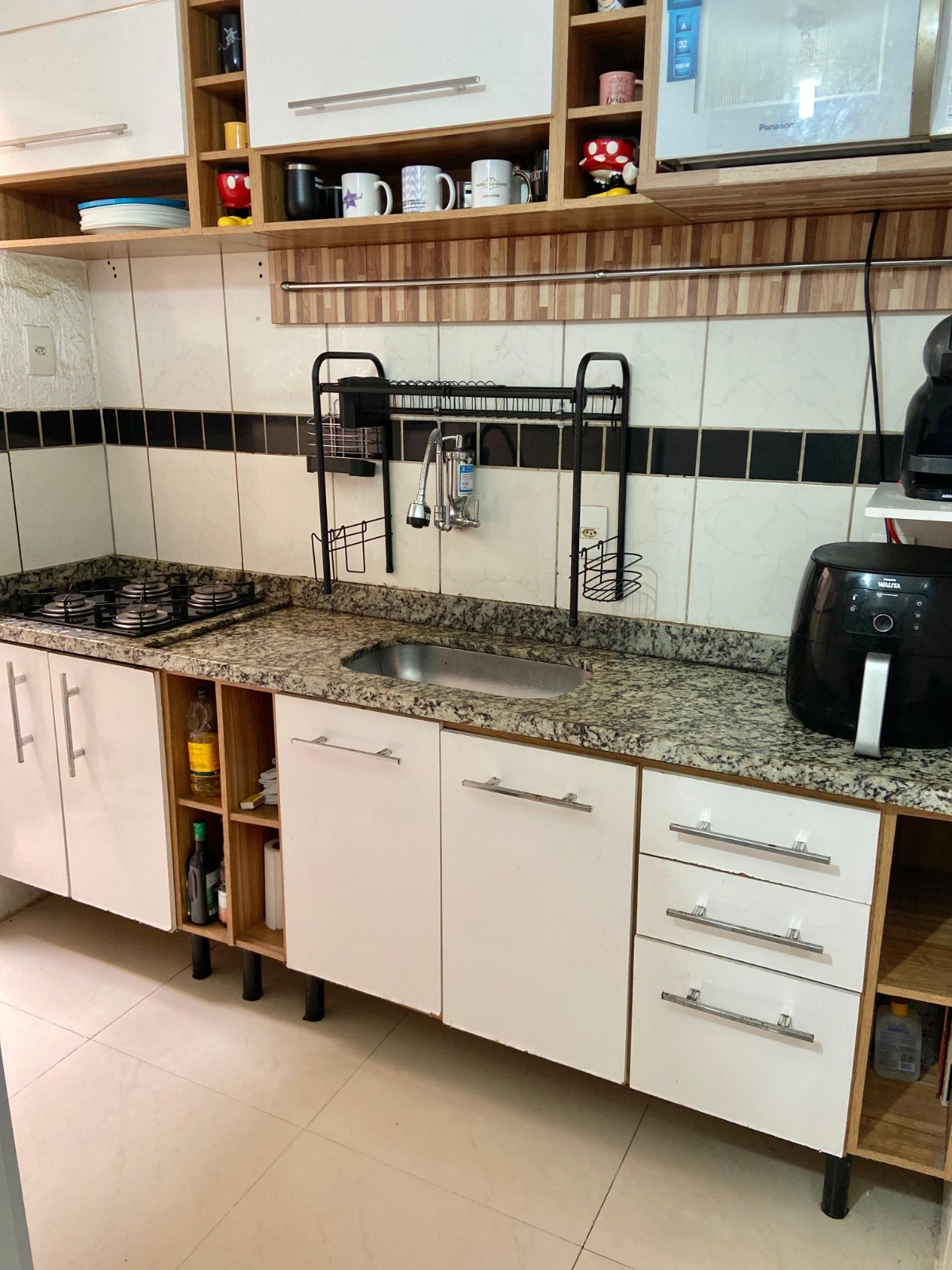 Cozinha da casa de Daniele Hypolito tem canecas do Mickey e Minnie — Foto: Divulgação
